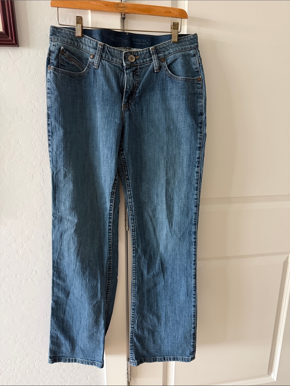 Wrangler Women’s Medium Blue Straight-Leg Jeans